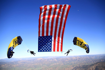 Sky diving with the US Flag