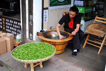 Roasting tea leaves